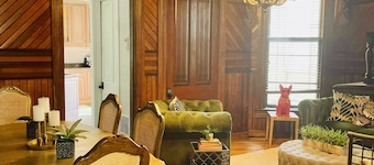 Historical Villa w/hot tub-1block from Rupp
