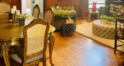 Historical Villa w/hot tub-1block from Rupp