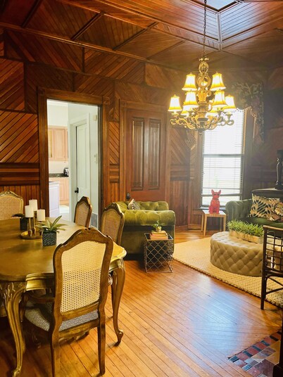 Historical Villa w/hot tub-1block from Rupp