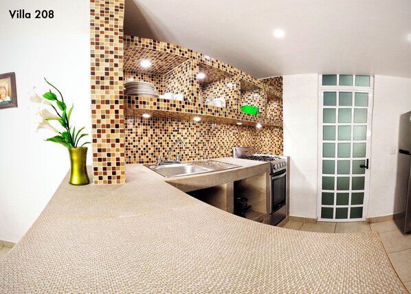 Kjøleskap, mikrobølgeovn, ovn og kokeplater