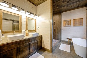 Een bad, een haardroger, handdoeken, zeep