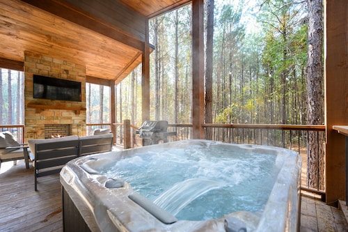 Luxury modern country couples retreat. Private back porch with hot tub!