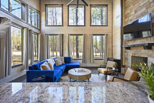 Luxury modern country couples retreat. Private back porch with hot tub!