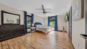 4 bedrooms, desk, iron/ironing board, travel crib