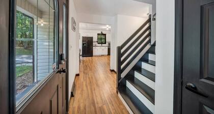 Family Lakefront Oasis - Dock, Cabana, Game Room