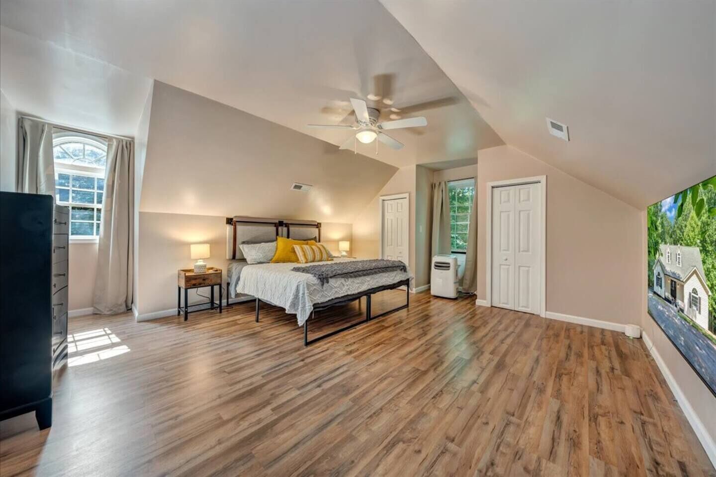 4 bedrooms, desk, iron/ironing board, travel crib