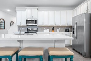 Refrigerador, microondas, horno, placa de cocina