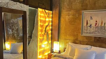 Suite junior, vista a la bahía | Minibar, decoración personalizada y muebles diferentes