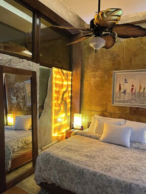 Suíte júnior, vista para a baía | 1 quarto, frigobar, individualmente decorados