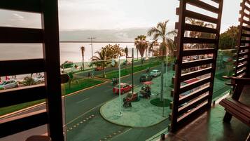 Suite estudio superior, vista parcial al océano | Terraza o patio