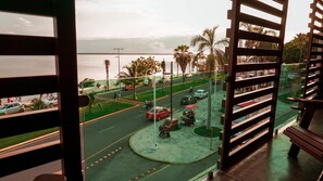 Suíte estúdio superior, vista parcial para o oceano | Terraço/pátio