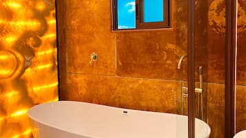 Suite junior, vistas a la bahía | Baño | Bañera profunda, cabezal de ducha tipo lluvia, albornoces y toallas