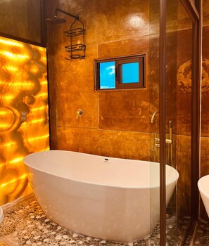 Suíte júnior, vista para a baía | Banheiro | Banheira de imersão, chuveiro com efeito de chuva, roupões de banho 