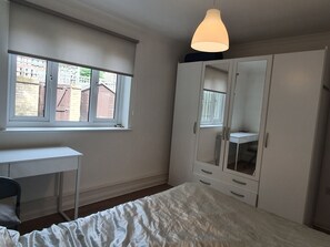 1 bedroom, desk, WiFi - Lovely 1 bedroom Maisonette near Canary Wharf (Tower Hamlets)