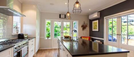 ثلاجة، ميكروويف، فرن، موقد طهي مسطح