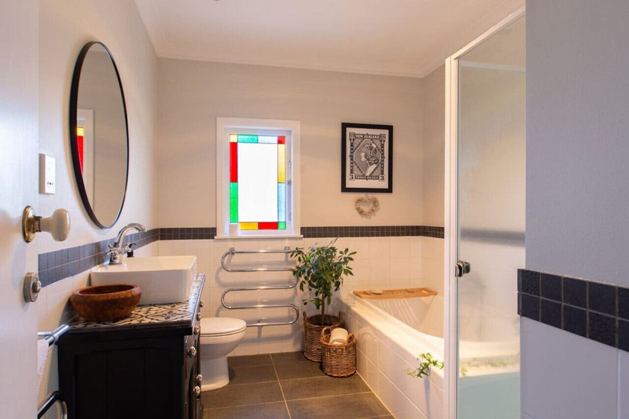 Badewanne, Haartrockner, Handtücher
