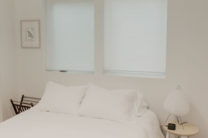 2 bedrooms, iron/ironing board, WiFi, bed sheets - Rose House (Seattle)