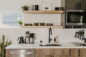 Fridge, microwave, stovetop, dishwasher - Rose House (Seattle)