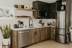 Réfrigérateur, micro-ondes, plaque de cuisson, lave-vaisselle