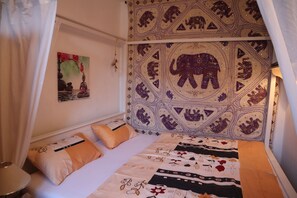 2 bedrooms, travel cot, free WiFi, bed sheets