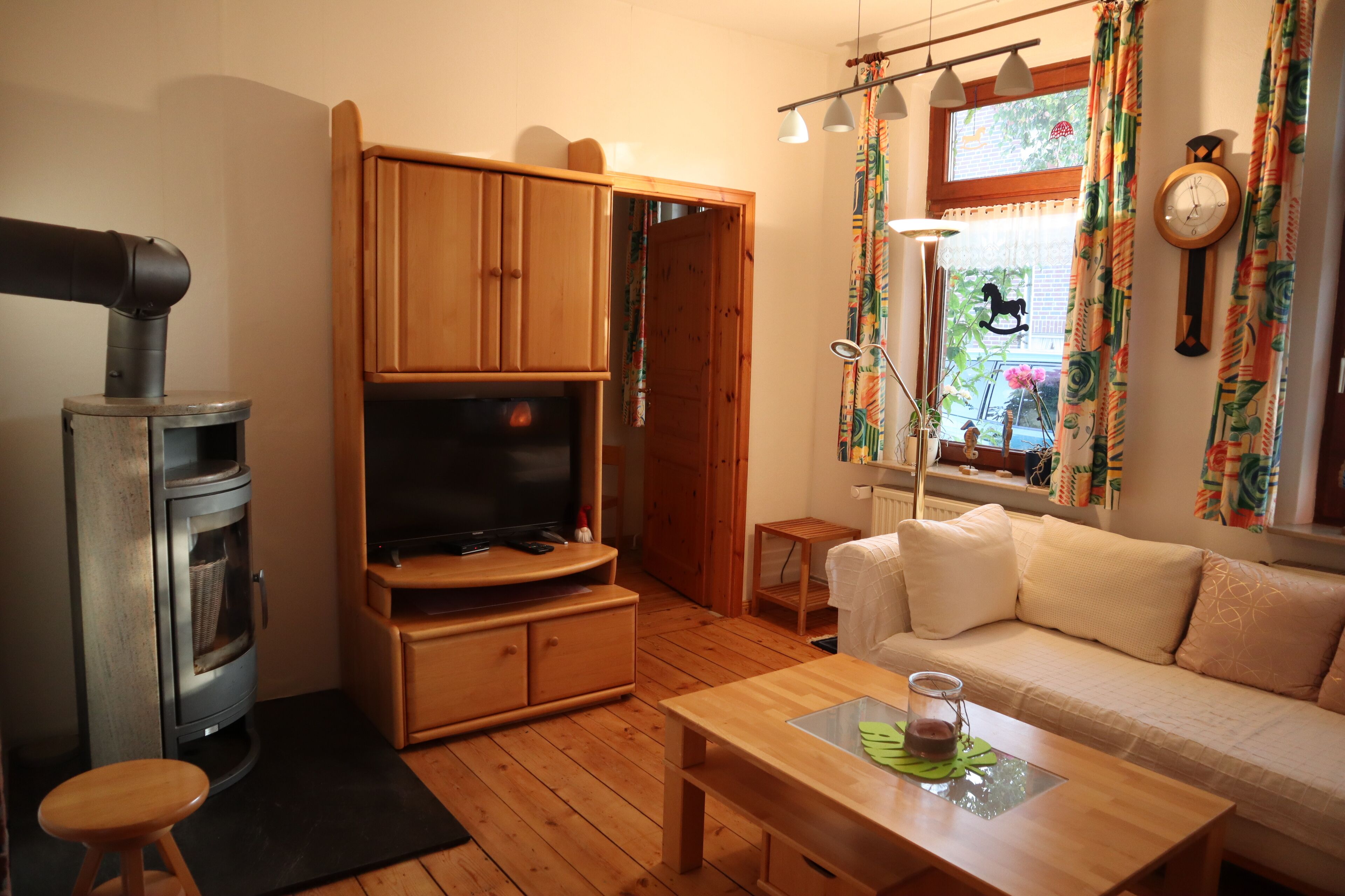 智能電視、壁爐、DVD 播放機