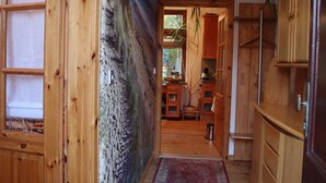 Un interior de madera con un pasillo que conduce a una zona de cocina.