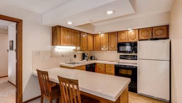 Condo, 1 King Bed with Sofa bed (Westwind 206 2BD 2BA Gold Condo) | Private kitchen