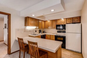 Appartamento, 1 letto king con divano letto (Westwind 206 2BD 2BA Gold Condo) | Cucina privata