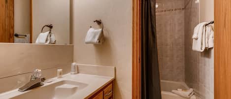 คอนโด, เตียงคิงไซส์ 1 เตียง และโซฟาเบด (Westwind 206 2BD 2BA Gold Condo) | ห้องน้ำ