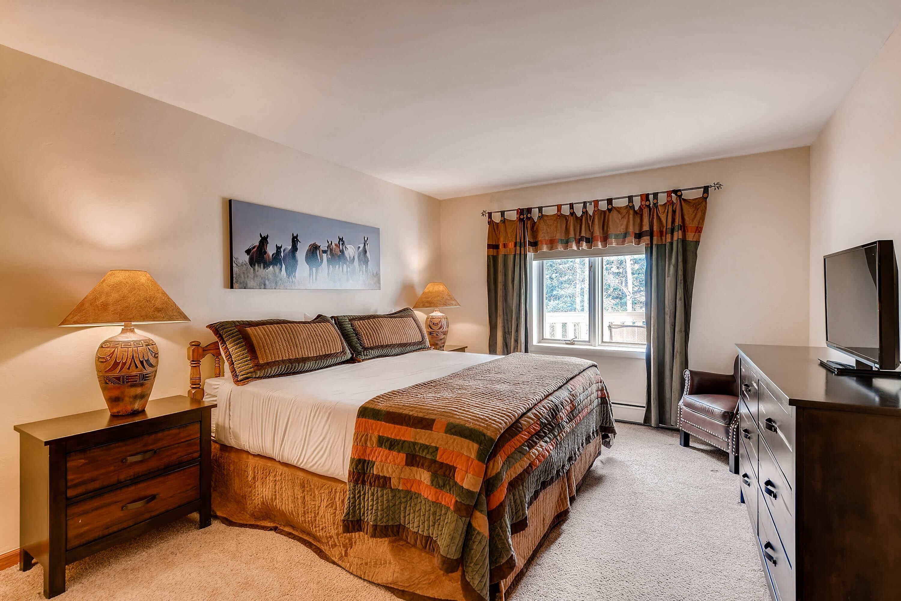 شقة - سرير ملكي مع أريكة سرير (Westwind 206 2BD 2BA Gold Condo) | 2 عدّة غرف نوم