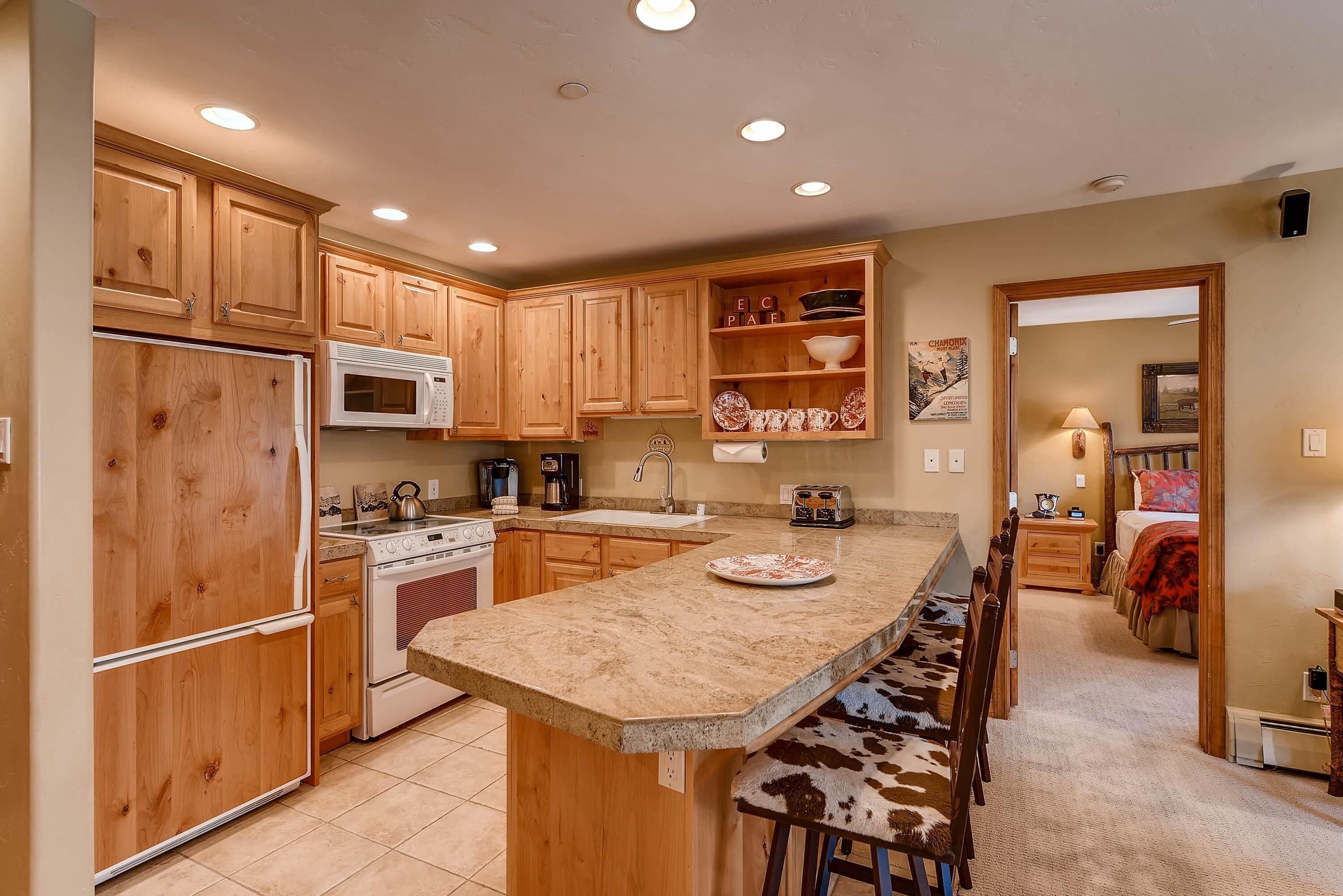 شقة - سرير ملكي مع أريكة سرير (Westwind 202 2BD 2BA Plat. Condo) | مطبخ خاص