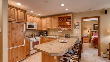 Condo, 1 King Bed with Sofa bed (Westwind 202 2BD 2BA Plat. Condo) | Private kitchen