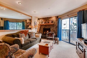 Condo, 1 très grand lit (Westwind 202 2BD 2BA Platinum Condo i) | Salle de séjour | Téléviseur