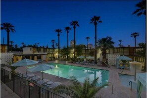 Outdoor pool - Modern Midtown apt in quiet and vibrant community! (Phoenix)