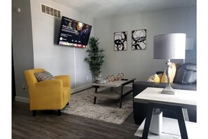 Living area - Modern Midtown apt in quiet and vibrant community! (Phoenix)