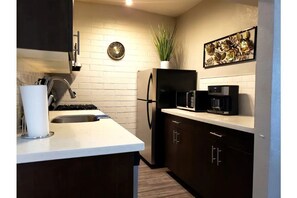 Private kitchen - Modern Midtown apt in quiet and vibrant community! (Phoenix)