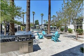 Outdoor dining - Modern Midtown apt in quiet and vibrant community! (Phoenix)