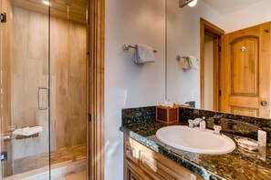 Apartment, Mehrere Betten (Westwind 404 3BD 3BA Platinum Condo i) | Badezimmer