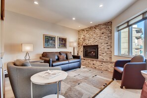 Living room - Westwind 303 1BD 1BA Plat. Condo (Vail)