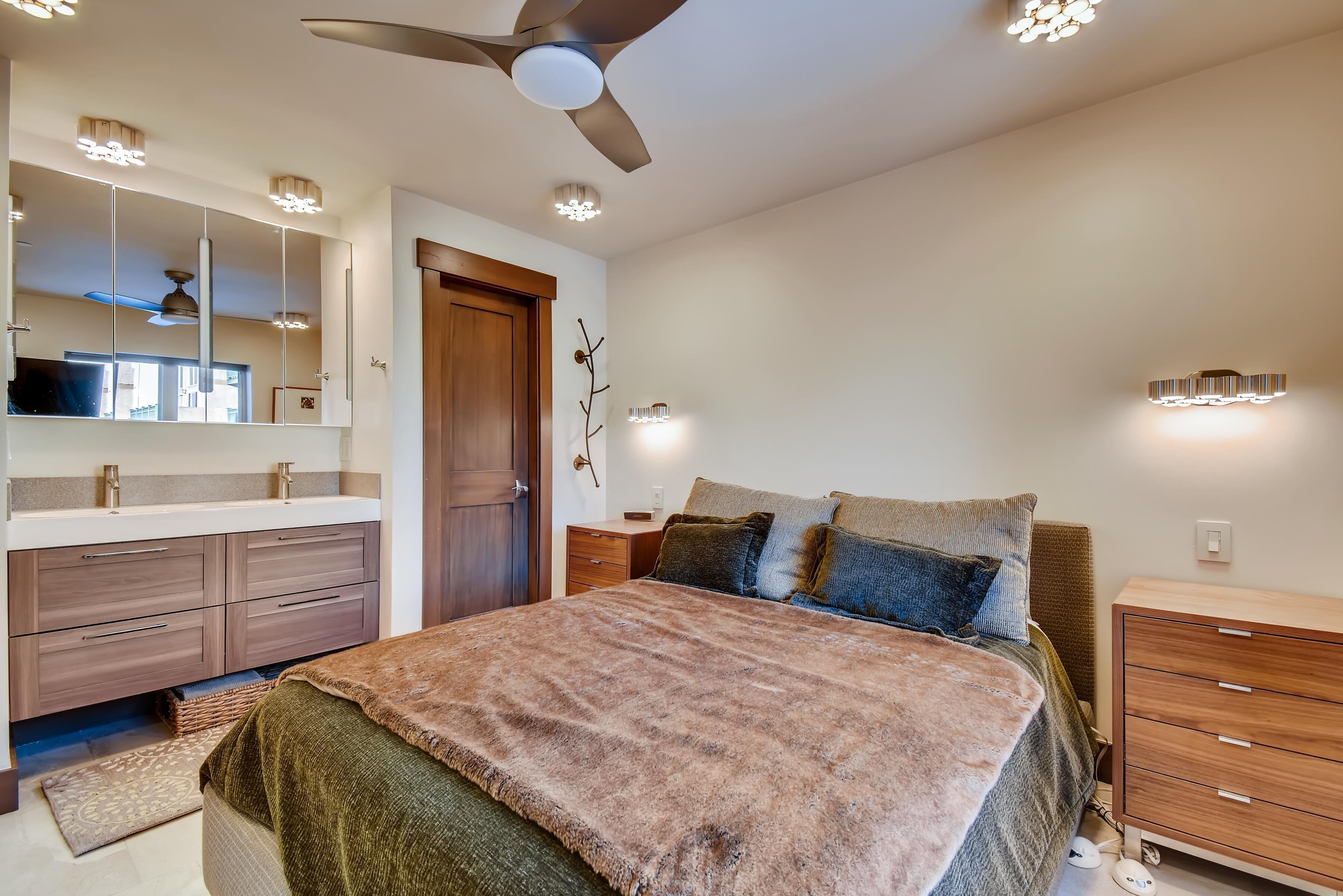 コンドミニアム クイーンベッド 1 台ソファーベッド付き (Westwind 303 1BD 1BA Plat. Condo) | 1 室のベッドルーム