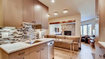 Condo, 1 Queen Bed with Sofa bed (Westwind 303 1BD 1BA Plat. Condo) | Private kitchen