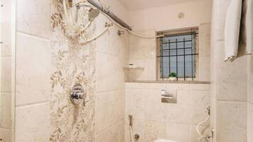 Pengering rambut, tuala disediakan, sabun, syampu