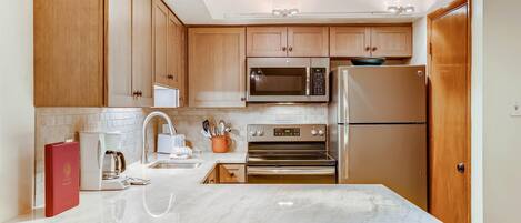 Condo, 1 King Bed with Sofa bed (Westwind 109 1BD 1.5BA Gold Condo) | Private kitchen
