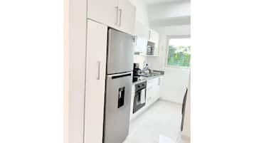 Réfrigérateur, micro-ondes, four, plaque de cuisson