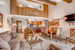 Condo, varias camas (Westwind 405 4BD 3BA Gold Condo) | Sala de estar | Televisión 