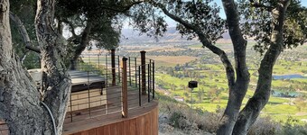 Scenic Beauty 5000 sq ft on 10 acres. close to wineries, airport, & Beach! 