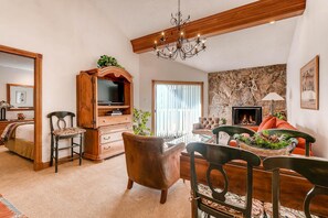 Apartamento, 1 cama de matrimonio grande con sofá cama (Westwind 406 2BD 2BA Gold Condo) | Sala de estar | Una televisión