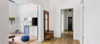 Urban Farmhouse: Sleeps 8, walk to Dining & Drinks