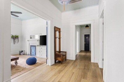 Urban Farmhouse: Sleeps 8, walk to Dining & Drinks