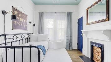 3 Schlafzimmer, Betten mit Memory-Foam-Matratzen, Schreibtisch